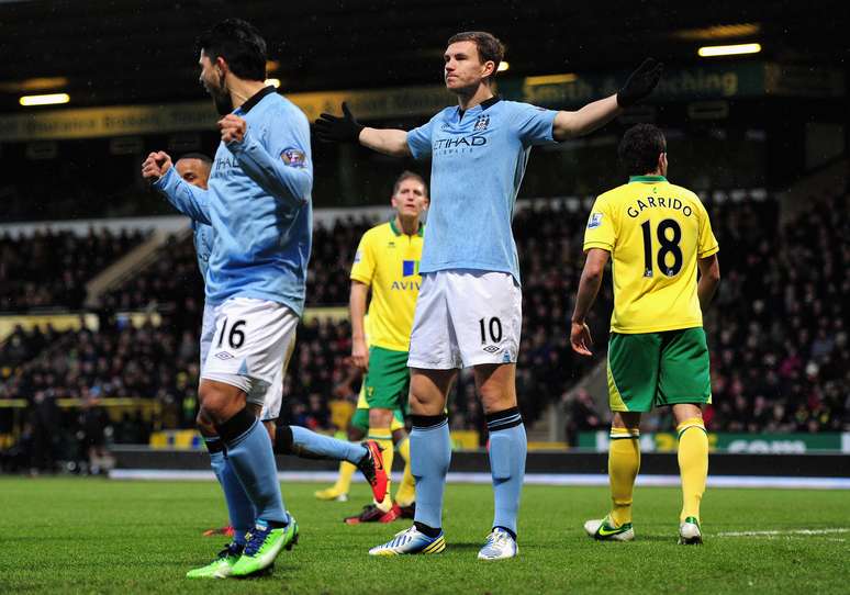 Dzeko marcou duas vezes em quatro minutos na vitória do City sobre o Norwich