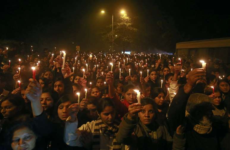 Milhares saíram às ruas em protesto pacífico em memória à vítima de um estupro coletivo em Nova Délhi