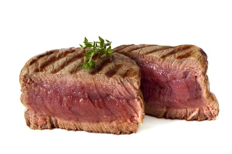 <strong>Carne vermelha: </strong>um jantar com carne vermelha pode parecer ideal para uma noite romântica, mas esse alimento é gorduroso e faz com que seu corpo foque as energias em digeri-lo. Assim, você vai se sentir cansada e com sono antes mesmo que o clima esquente
