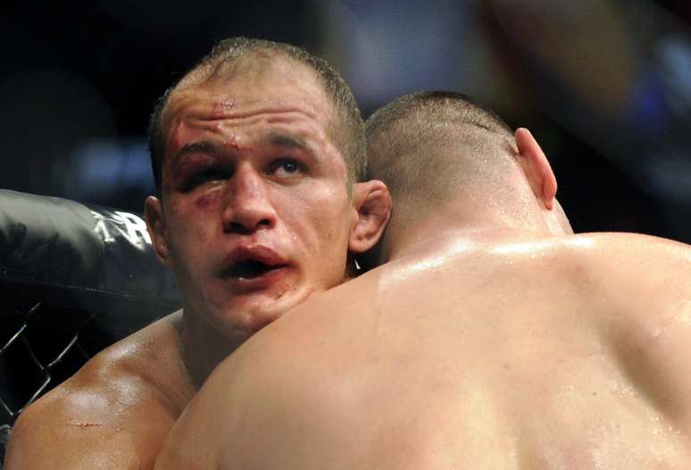 Junior Cigano levou a pior no confronto com Cain Velásquez e perdeu o cinturão dos pesados do UFC