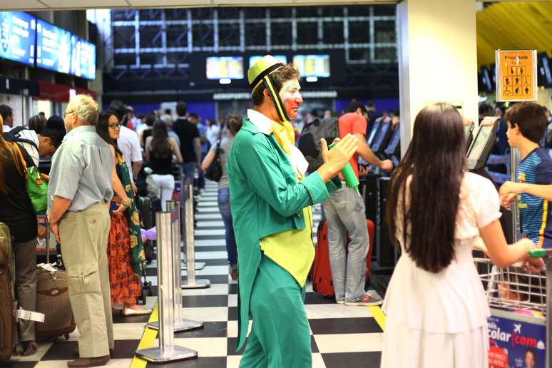 Passageiros enfrentam filas enormes para fazer check-in no Aeroporto de Congonhas, na manhã deste domingo, em São Paulo (SP)