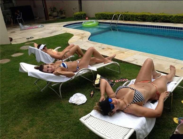 Dani Souza tomou sol com Vanessa Corona e Louise Ramos