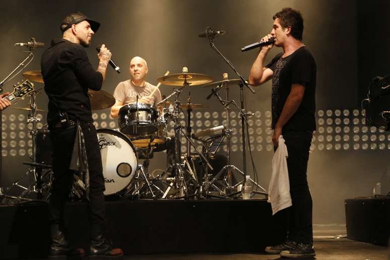 Tico Santa Cruz, vocalista da banda carioca Detonautas, foi o convidado especial do show dos mineiros do Jota Quest, na noite do último sábado (29), no Fundição Progresso, no Rio de Janeiro