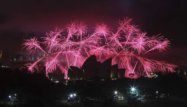 Em tons de rosa, fogos de artifício iluminam o céu de Sydney