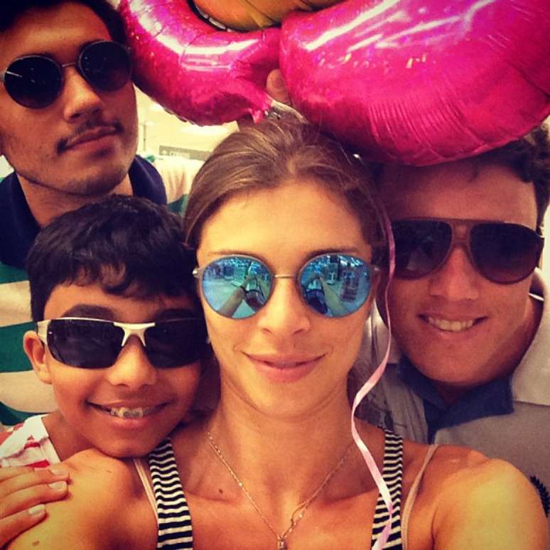 Grazi e os irm&atilde;os em foto do Instagram