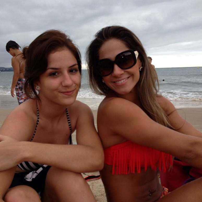 Mayra Cardi e sua irmã em praia