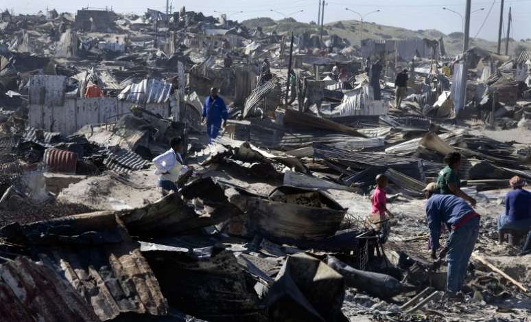 Fogo consumiu casas em bairro pobre da Cidade do Cabo