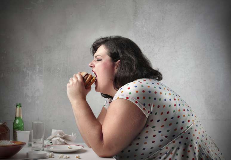 O consumo exagerado de açúcar pode levar a alterações hormonais que contribuem para a obesidade