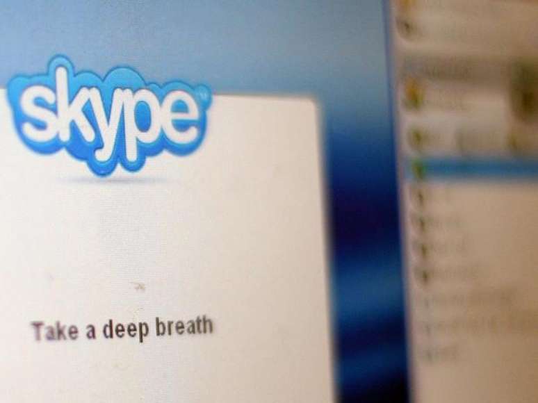 <p>Na próxima terça-feira, a Microsoft vai aposentar o Messenger, seu tradicional programa de mensagens instantâneas, obrigando todos os usuários do serviço a migrarem para o Skype. O Skype foi comprado pela Microsoft em 2011, e permite novos recursos como chamadas de vídeo e ligações para telefones tradicionais (desde que o usuário tenha créditos para isso). Você ainda usa o Messenger? Veja como fazer a integração da sua conta com o Skype e os novos recursos que o programa permite</p>