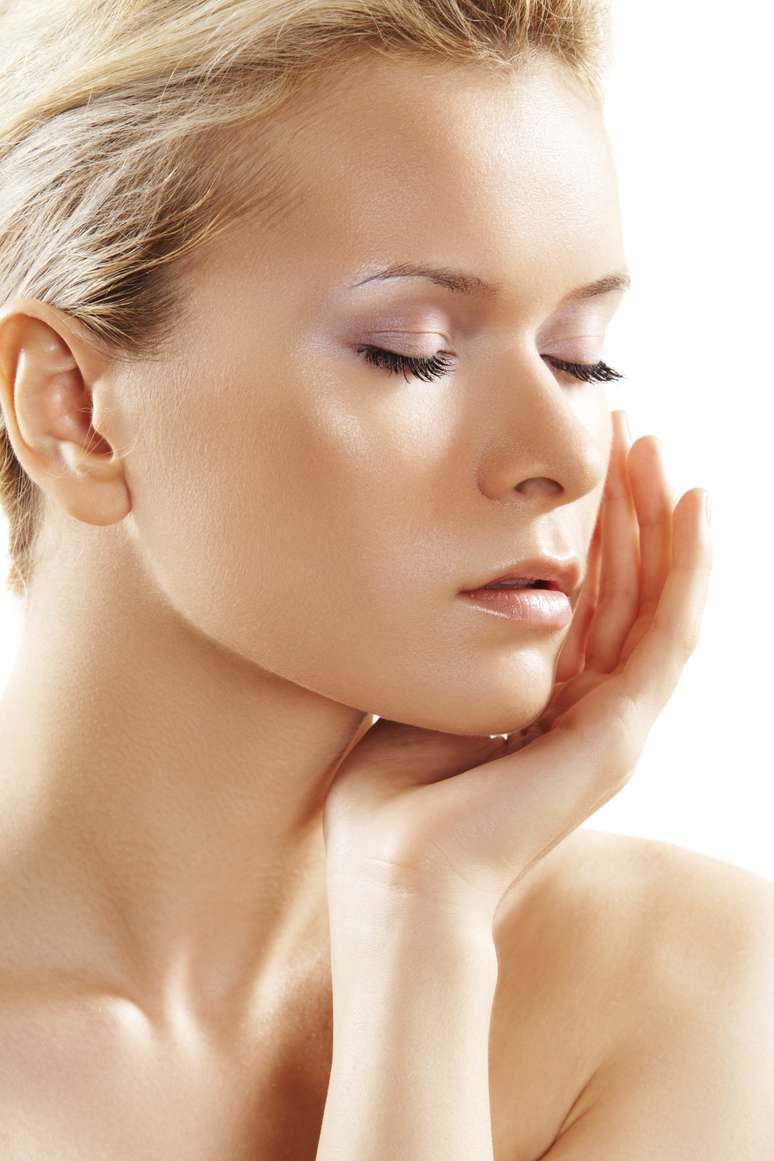 <strong>Refresque seu rosto:</strong> leva apenas alguns minutos para tirar a apar&ecirc;ncia de cansa&ccedil;o da pele, de acordo com Dallas, esteticista da Ren&eacute;e Rouleau. "Massageie abaixo dos olhos e acima das ma&ccedil;&atilde;s do rosto. Fa&ccedil;a isso por dois minutos ap&oacute;s a limpeza e hidrata&ccedil;&atilde;o para criar um fluxo de sangue mais ativo na regi&atilde;o", explicou. Quando o sangue n&atilde;o circula o suficiente, o rosto fica com apar&ecirc;ncia de cansa&ccedil;o. "Isso pode ajudar os nutrientes a ressurgirem, deixando a pele com brilho", disse