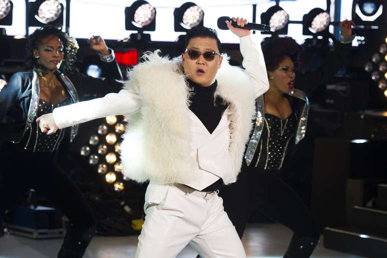 Astro sul-coreano Psy dan&ccedil;a o hit <I>Gangnam Style</I> na Times Square, em New York
