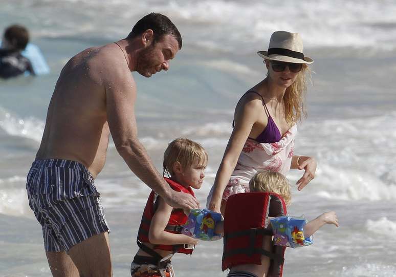 Naomi Watts est&aacute; em St.Barts com o marido, Liev Schreiber, e os filhos, Alexander, de cinco anos, e Samuel, de seis
