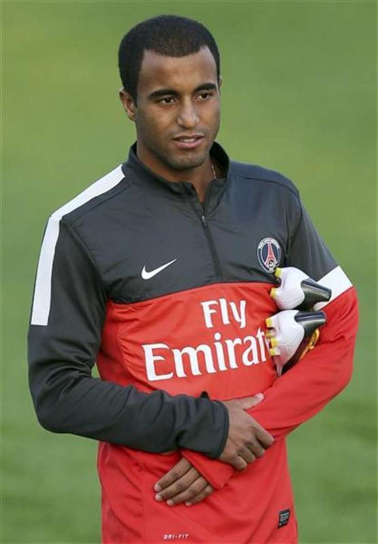 Jogador do Paris Saint-Germain, Lucas Moura, comparece a treino com o time em Doha, no Catar. Lucas quer um dia ser considerado o melhor jogador do mundo, disse o jovem meio-campista do Brasil ap&oacute;s se reunir com seus companheiros da equipe do Paris St Germain (PSG) pela primeira vez nesta ter&ccedil;a-feira em Doha, no Catar. 01/01/2013
