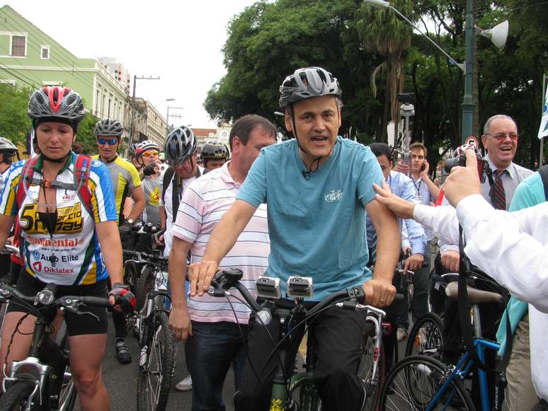 Fruet cumpriu promessa e fez de bicicleta o trajeto entre a Câmara e a prefeitura