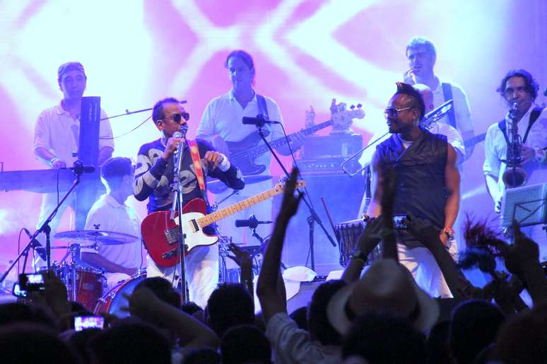 O R&eacute;veillon no Forte de Copacabana, no Rio de Janeiro, recebeu um convidado especial para subir ao palco com Jorge Ben. Apl.De.Ap, membro do The Black Eyed Peas, embalou a festa que contou com v&aacute;rios famosos no p&uacute;blico. Entre os presentes estiveram o ator Marcelo Serrado, que foi acompanhado por sua fam&iacute;lia, Raul Gazola, Sheron Menezzes, S&eacute;rgio Mallandro, Eduardo Galv&atilde;o, Wolf Maya, entre outros