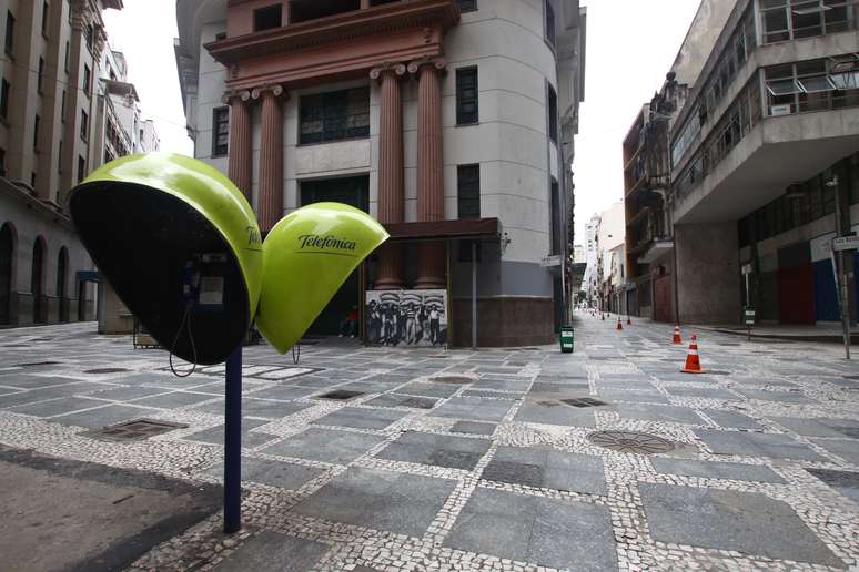 Centro de S&atilde;o Paulo, normalmente tomado por uma multid&atilde;o de pedestres, amanheceu vazio nesta ter&ccedil;a-feira