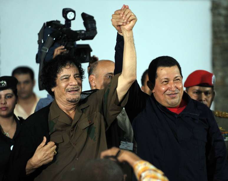 Chávez recebe o então líder líbio, Muammar Kadafi, que visitou a Venezuela pela primeira vez em setembro de 2009
