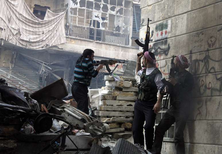 Imagem mostra os rebeldes do Exército Livre da Síria combatendo no distrito Salaheddine, em Aleppo