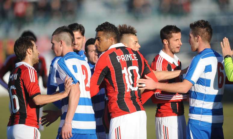 Torcedores do Pro Patria provocaram jogadores do Milan com cânticos racistas; jogo acabou cancelado