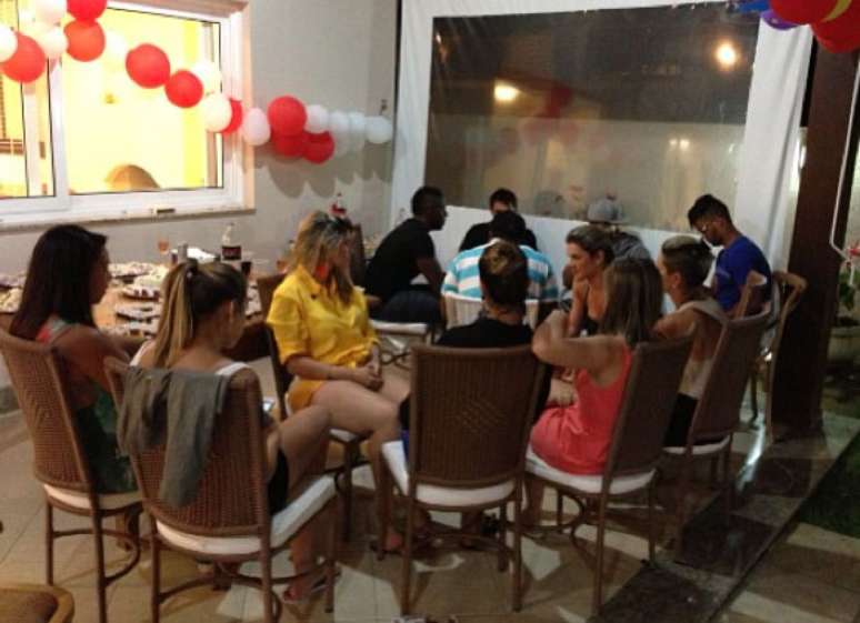 Dani Souza, conhecida pelo apelido de Mulher Samambaia, comemorou o anivers&aacute;rio de 31 anos na &uacute;ltima quarta-feira (2). O momento foi registrado pelo marido da modelo, o jogador de futebol Dentinho