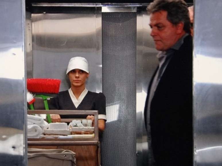 Jéssica (Carolina Dieckmann) se disfarça de camareira com a ajuda de Morena (Nanda Costa)
