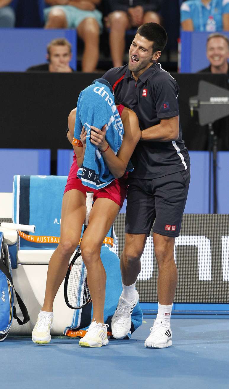 Novak Djokovic tenta convencer Ana Ivanovic a dançar o hit "Gangnam Style" nesta sexta-feira, durante a disputa da Copa Hopman. Os sérvios venceram a equipe da Alemanha, formada por Tommy Haas e Tatjana Malek, e se classificaram à final da competição disputada em Perth, na Austrália