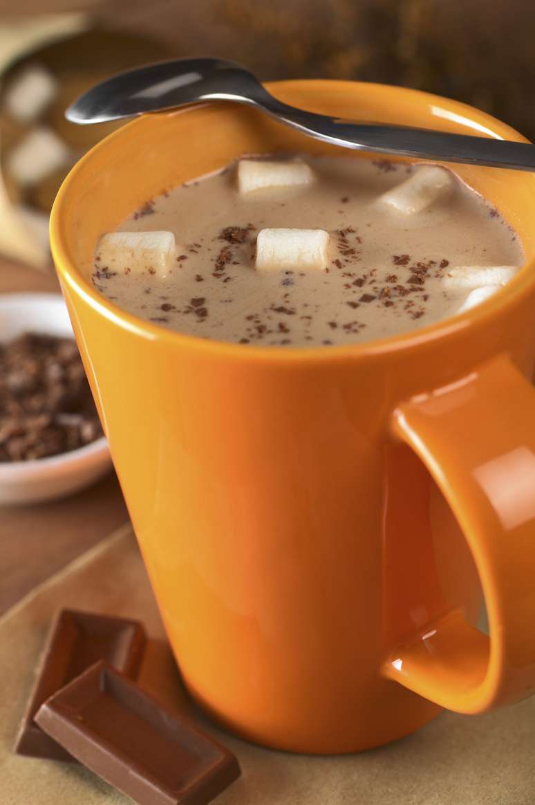 Durante a pesquisa 57 voluntários tomaram chocolate quente em copos de plástico de quatro cores diferentes: branco, creme, vermelho e laranja. Apesar de a bebida ser a mesma, as pessoas preferiram o sabor dela no copo laranja ou creme.&nbsp;"A cor do recipiente onde a comida e a bebida são servidas pode melhorar alguns atributos como sabor e aroma. Os resultados podem beneficiar chefs e fabricantes de alimento", garantiu Betina Piqueras-Fiszman da Universidade Politécnica de Valência