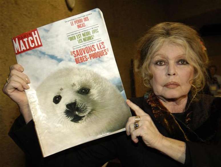 Foto de arquivo mostra a atriz francesa Brigitte Bardot segurando revista com apelo sobre proteção animal