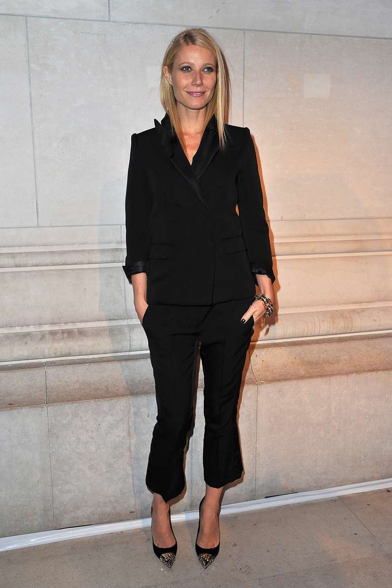 Gwyneth Paltrow investiu em um modelito sério, porém cheio de charme - todo preto, o destaque foi todo para a ponteira do sapato