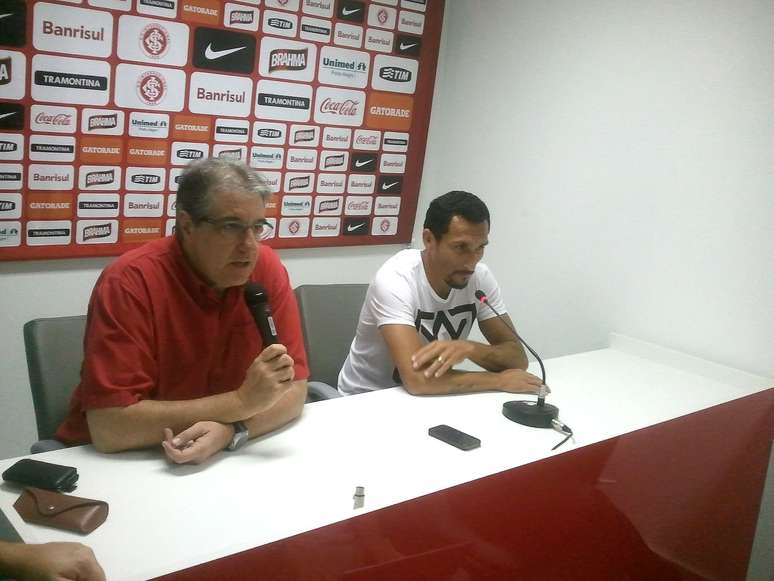 Guiñazu concede entrevista ao lado de Luís César Souto de Moura, diretor de futebol do Internacional