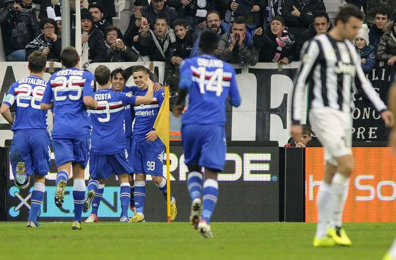 Icardi comemora gol com companheiros de Sampdoria; jogador marcou duas vezes diante da Juventus