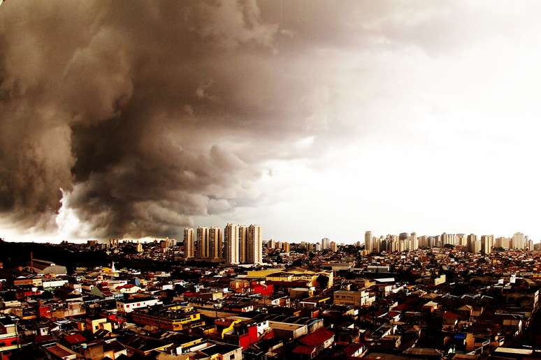 Nuvens carregadas no bairro Jabaquara, na zona sul da capital paulista