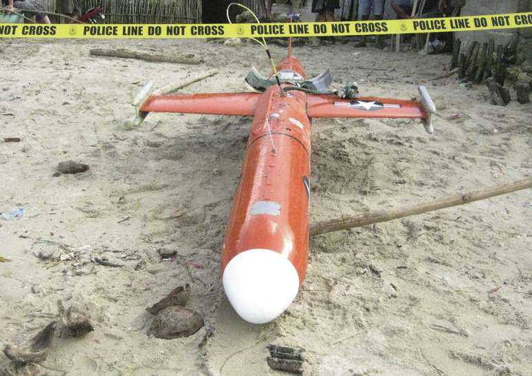 Imagem divulgada pela polícia filipina exibe avião não tripulado americano resgatado por pescadores em San Jacinto, na costa da província de Masbate<br />