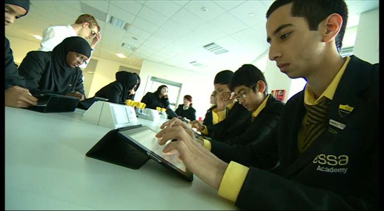 A escola substituiu praticamente todo o material escolar pelos tablets