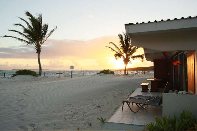 Em St. Maarten, Club Orient Resort tem 137 chalés equipados com cozinha, cadeiras de praia, ar-condicionado, telefone e acesso wi-fi gratuito. Diárias a partir de R$ 370 por pessoa