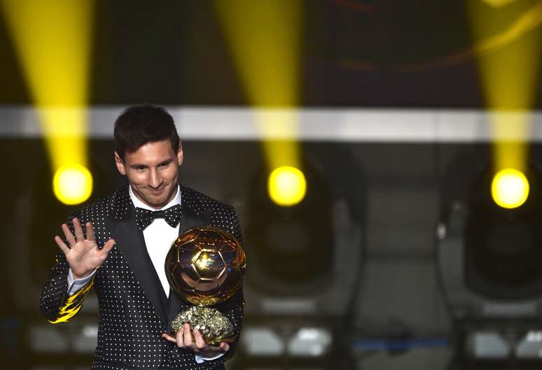 <p>Messi agradece aplausos durante a Bola de Ouro referente a 2012: prêmio do argentino nunca correu tanto perigo</p>