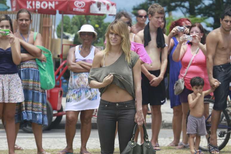 Carolina Dieckmann levantou a blusa para enfrentar o calor do Rio de Janeiro