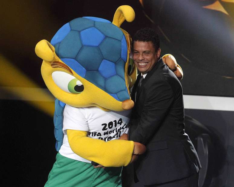 <p>Membro do Comitê Organizador Local (COL) da Copa 2014, Ronaldo interagiu com mascote Fuleco no início do ano</p>