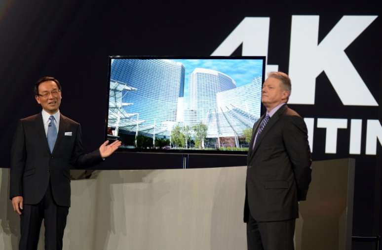 Kazuhiro Tzuga apresenta uma das OLED TVs 4k da Panasonic em Las Vegas
