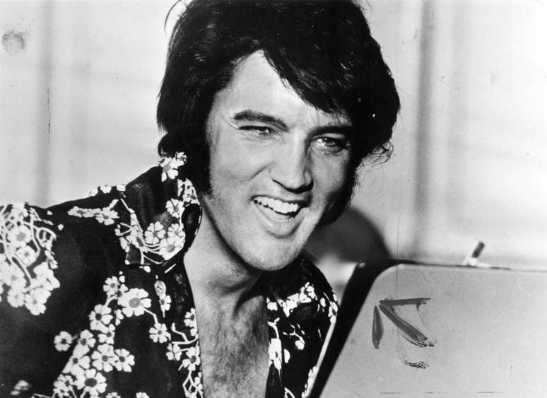 Elvis Presley sorri em foto de 1975