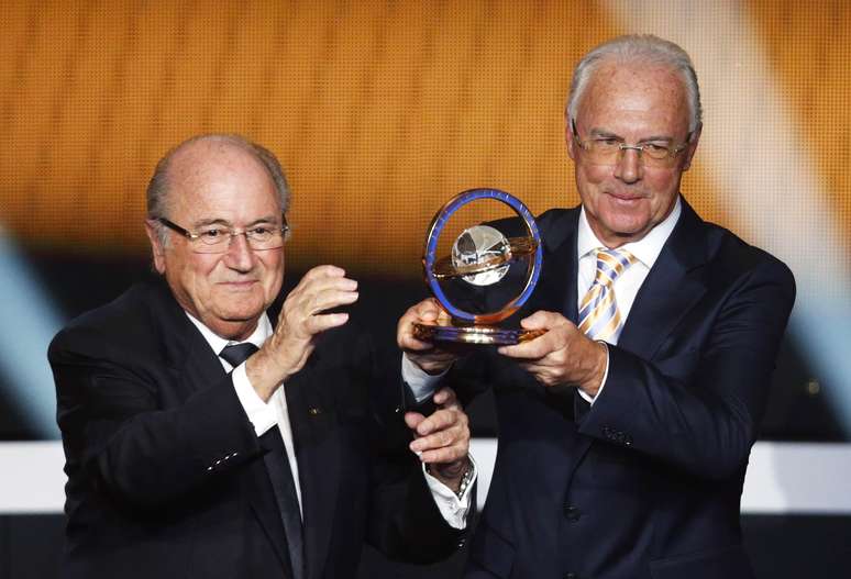 <p>Franz Beckenbauer (à direita) acha difícil Bayern ir atrás de Neymar</p>
