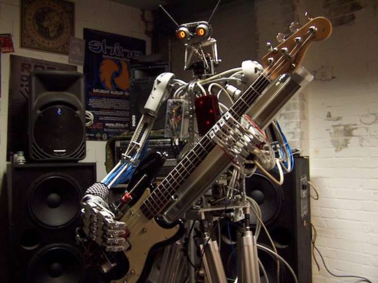 Bones, o baixista: vídeo com robôs tocando 'Ace of Spades' virou hit