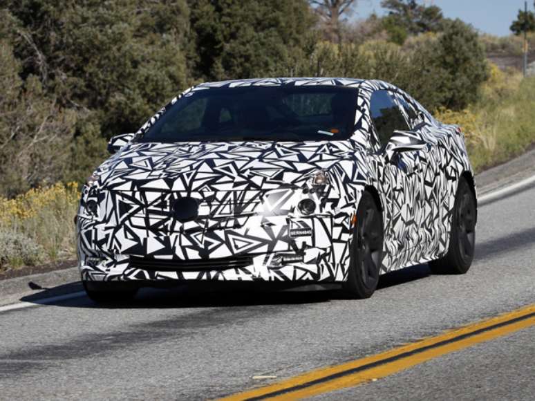 Cadillac ELR foi registrado com camuflagem durante testes