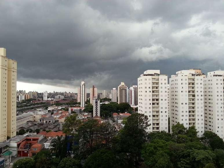 Internauta flagra chegada da chuva na região do Tatuapé, zona leste de São Paulo