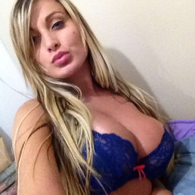 Andressa Urach presenteou seus seguidores do Instagram com um sequências de fotos sensuais, em que aparece com um sutiã azul. "Beijinho de boa noite amigos! Lingerie nova. Agora só faltava uma conchinha", provocou a loira.