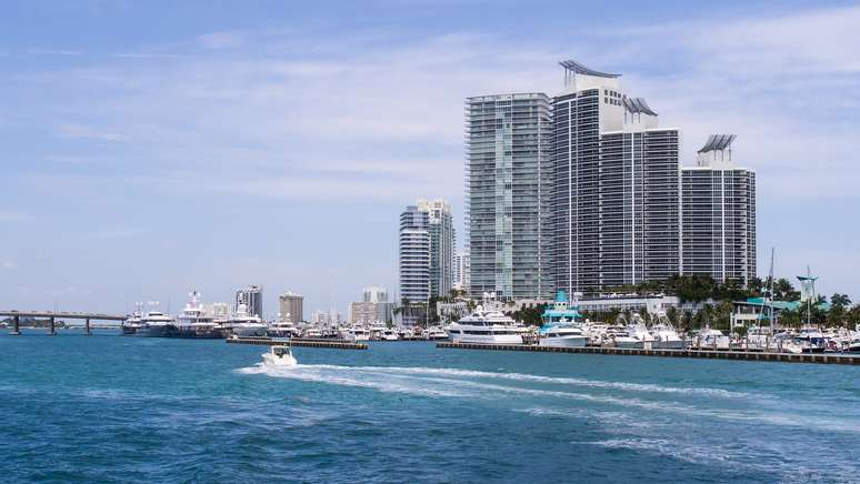 Quem viaja a Miami para tratar de negócios e gosta de navegar pode aproveitar o intervalo entre uma reunião e outra para fazer um relaxante passeio de barco pela Biscayne Bay, lagoa de água salgada que banha a cidade americana. O tour dura em média 1h30 e oferece belas vistas panorâmicas dos arranha-céus do centro financeiro 