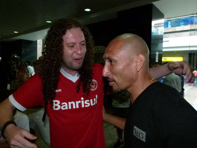 Gui&ntilde;azu posou para fotos e distribuiu aut&oacute;grafos para colorados