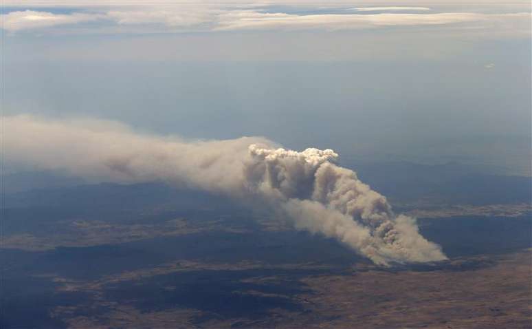 Fumaça de incêndio florestal de Yarrabin é vista, que queima fora de controle perto de Cooma, na Austrália. 08/01/2013