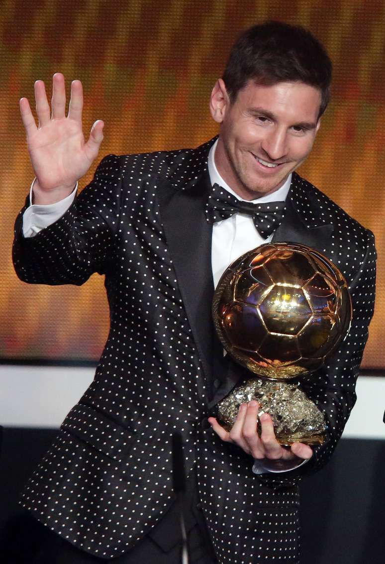 Messi recebeu sua quarta Bola de Ouro, da FIFA, vestindo um smoking de poá da Dolce & Gabbana 