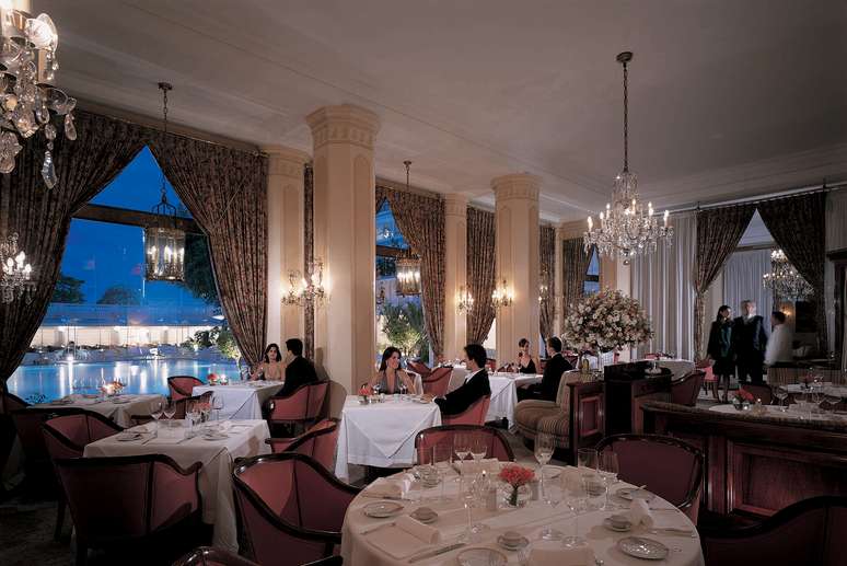 <strong>Copacabana Palace, Rio de Janeiro:</strong> o Copacabana Palace é o mais mítico dos hotéis brasileiros, com uma história que remonta a 1923 e pela qual passaram inúmeras personalidades. Até hoje, o hotel mantém sua reputação e recebe seus hóspedes com muito luxo. O hotel possui dois excelentes restaurantes: o Pérgula, situado à beira da piscina, servindo feijoada aos sábados e um maravilhoso brunch com frutos do mar aos domingos; e o Cipriani com sua gastronomia italiana